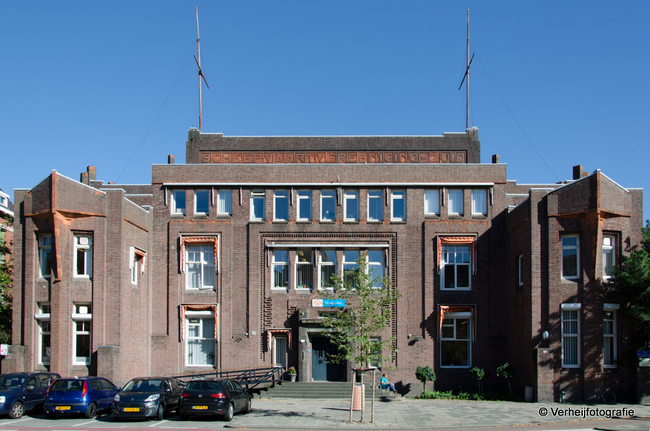 Het gebouw van de voormalige Scheepvaartvereeniging Zuid.
              <br/>
              Annemarieke Verheij, oktober 2016